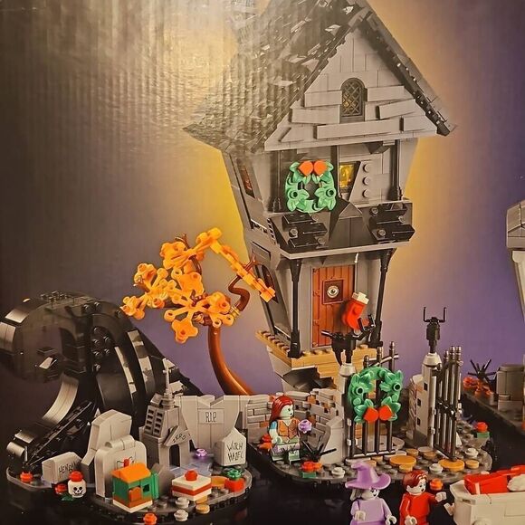 Nightmare Before Christmas Lego Set Disney Tim Burton LEGO 21351 - Picture 6 of 8